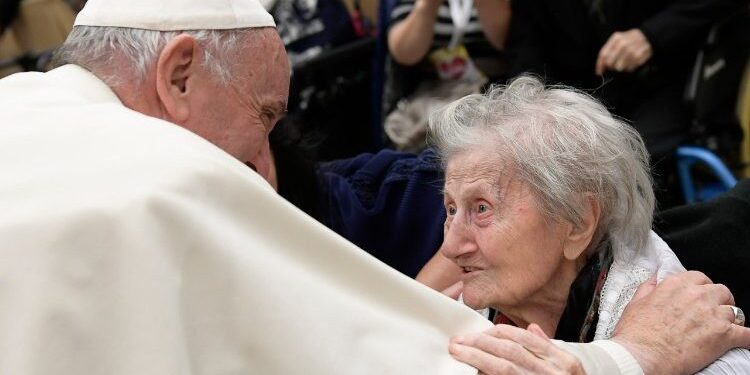 ‘Honrar a los abuelos y nunca abandonarlos’, exhortó el Papa