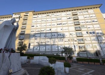 Tras la operación el Papa se encuentra en buen estado general