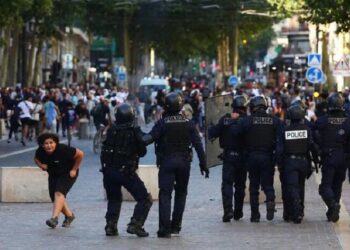 Revuelta en Francia, una multitud en el funeral de Nahel