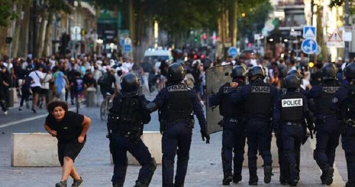 Revuelta en Francia, una multitud en el funeral de Nahel