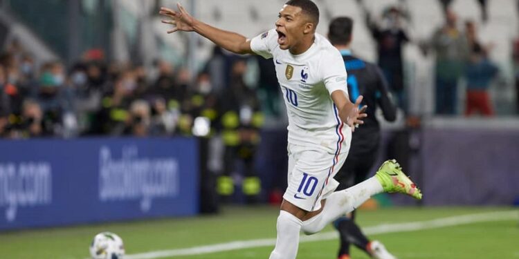 PSG pone en venta a Mbappé tras bajarlo de la gira por Asia