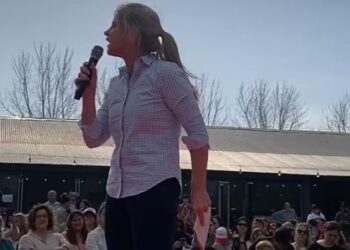 Cynthia Hotton regresó a Lobos y Cañuelas para acompañar a candidatos y charlar con vecinos