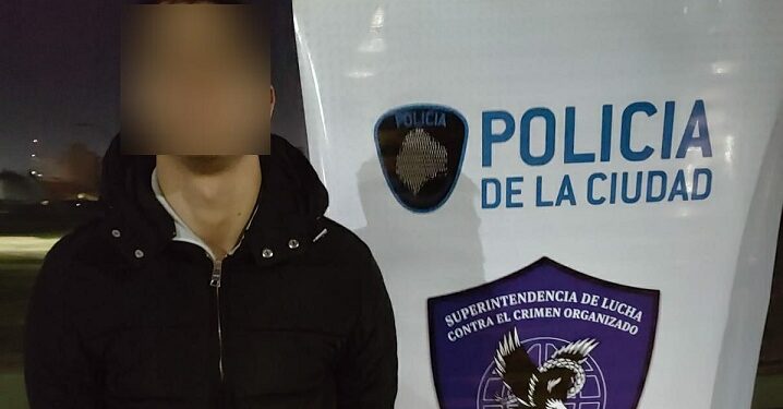 Detienen a dealer con vapeadores y gomitas con drogas sintéticas en plaza de Parque Patricios