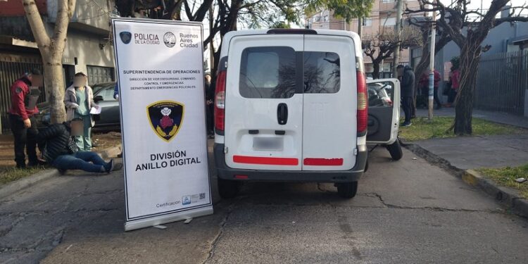 Dos hombres armados detenidos tras una persecución que acabó en Lomas del Mirador