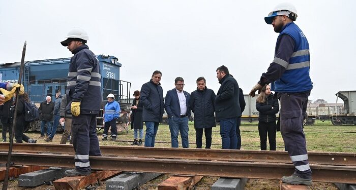 Instalaron los primeros 80 durmientes de plástico reciclado, en Rosario