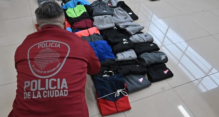 Fabricaban ropa falsa de primeras marcas en el centro porteño