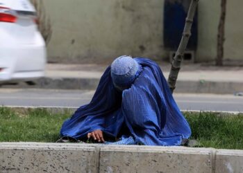 Los talibanes prohíben los salones de belleza para mujeres en Afganistán y dan un plazo de un mes para su cierre