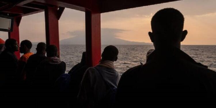 La ola migrante no tiene si fin, porque 254 extranjeros llegaron a Nápoles