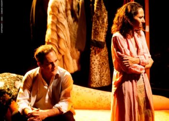 Los sábados a las 20 horas se presenta “La noche se está muriendo”.