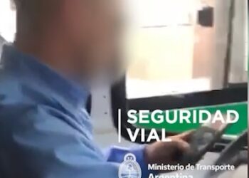 Suspenden la licencia de conducir a otro colectivero por utilizar el celular mientras manejaba