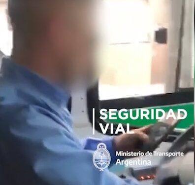 Suspenden la licencia de conducir a otro colectivero por utilizar el celular mientras manejaba