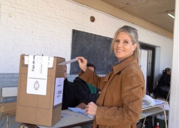 Votó Cynthia Hotton: “Hoy podría cambiar el rumbo del país”