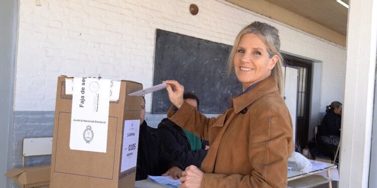 Votó Cynthia Hotton: “Hoy podría cambiar el rumbo del país”