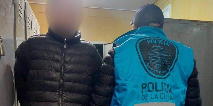 Un delincuente en el Barrio Cildáñez fue detenido por el robo de un vehículo