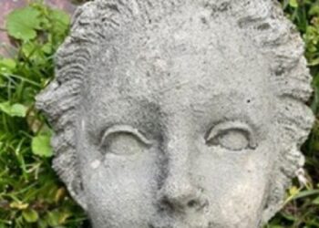 Influencer alemán destruye valiosa estatua en Italia