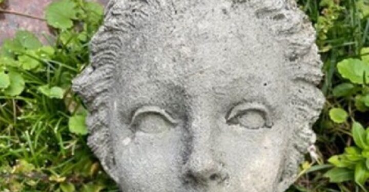 Influencer alemán destruye valiosa estatua en Italia