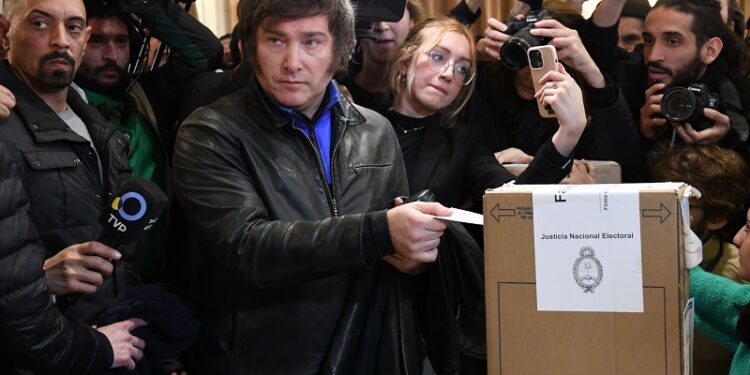Javier Milei votó en la UTN del barrio de Almagro