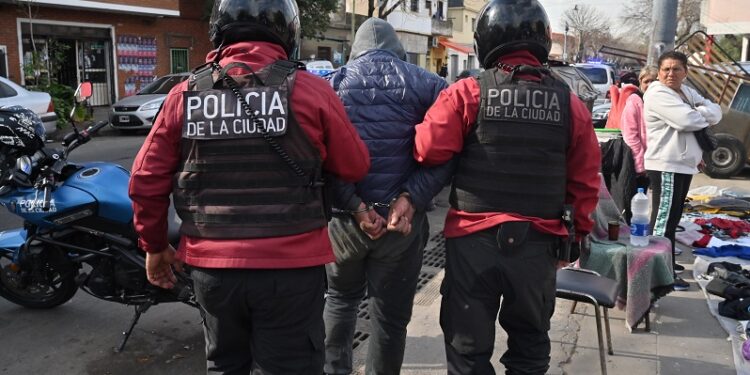 Motochorro detenido en el Bajo Flores con tres celulares robados