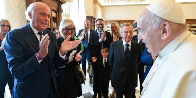 El Papa recibió el premio «Es periodismo»