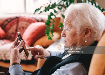 Las personas mayores utilizan más el celular que la computadora, según informe del Indec