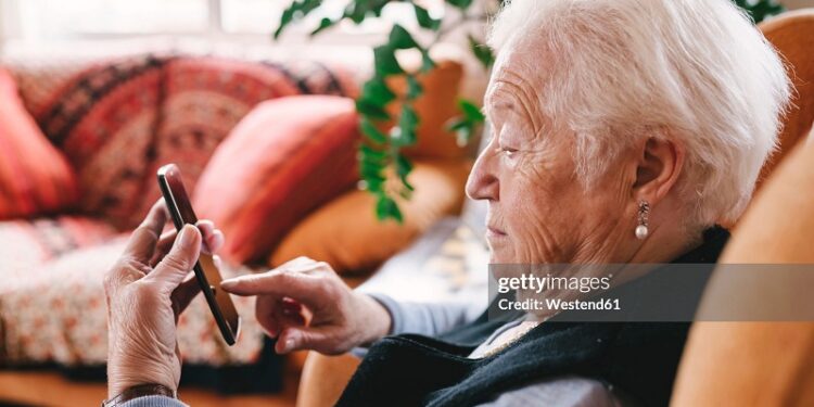 Las personas mayores utilizan más el celular que la computadora, según informe del Indec