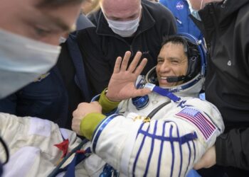 Tres astronautas regresan a la Tierra tras un año en el espacio. Frank Rubio de la NASA establece récord espacial en EE.UU.