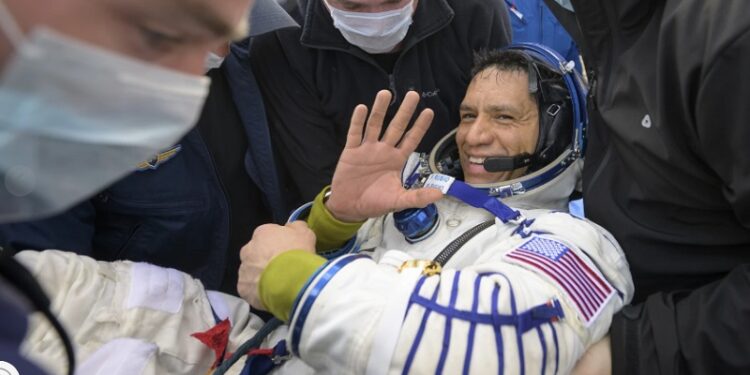 Tres astronautas regresan a la Tierra tras un año en el espacio. Frank Rubio de la NASA establece récord espacial en EE.UU.