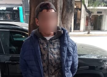 Invitó a un hombre en situación de calle a dormir a su casa y le robó