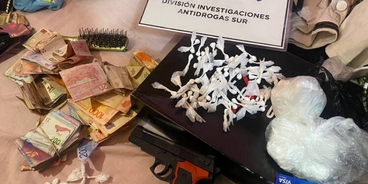 Cayó en La Boca una familia dedicada a la venta de cocaína: cuatro detenidos