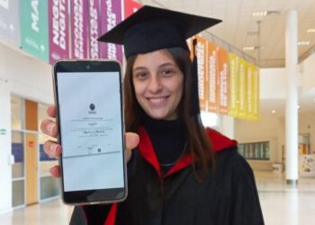 La Austral, es la primera universidad privada en emitir títulos digitales