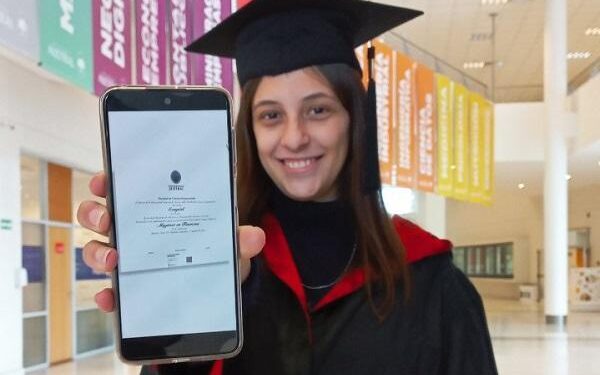 La Austral, es la primera universidad privada en emitir títulos digitales