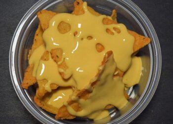 Cómo hacer unos nachos caseros para armar un banquete mexicano