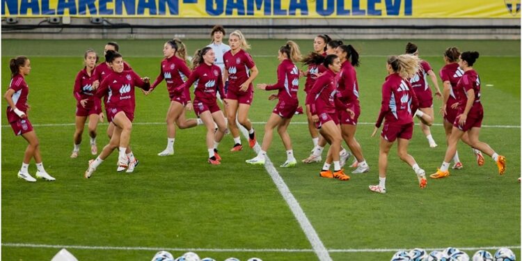 Periodistas deportivas animan a las futbolistas de la selección a hablar y contar todo
