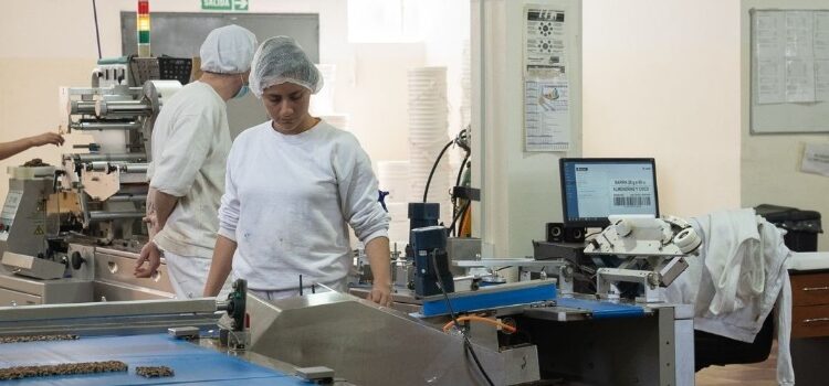Con impulso del INTI, la pyme Zafrán de San Martín se consolida en el mercado de snack saludables