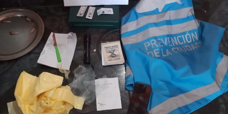 Vendía drogas frente a un colegio en el Barrio Piedrabuena y fue detenido