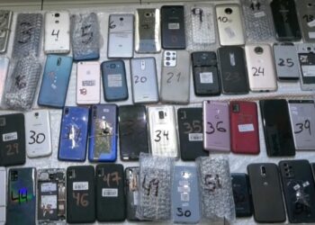 Clausuran local de telefonía móvil: incautan 59 celulares, varios de ellos denunciados por robo, en una inspección realizada en Caballito
