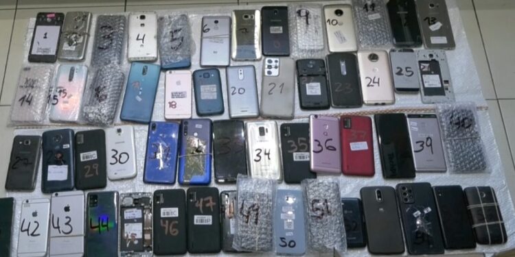 Clausuran local de telefonía móvil: incautan 59 celulares, varios de ellos denunciados por robo, en una inspección realizada en Caballito