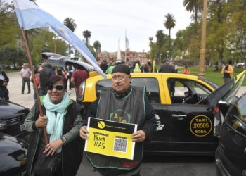 Taxistas presentaron la campaña «Ahora más que nunca, Nunca más» en contra del negacionismo