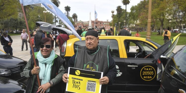 Taxistas presentaron la campaña «Ahora más que nunca, Nunca más» en contra del negacionismo
