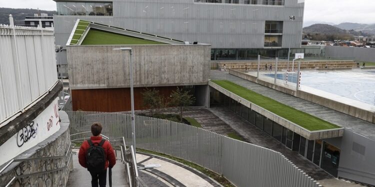 Investigan dos chats con más de mil menores con contenido pornográfico, homófobo y machista en San Sebastián