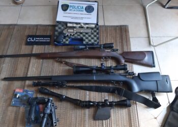 Incautan en Villa Crespo armas de guerra y accesorios ilegales de tiro
