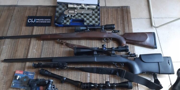 Incautan en Villa Crespo armas de guerra y accesorios ilegales de tiro