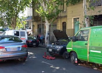Tapian taller que funcionaba pese a clausura y tenía un auto robado y otro involucrado en accidente
