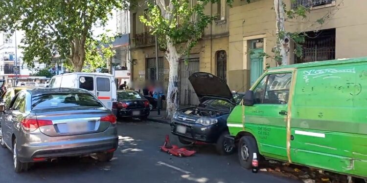 Tapian taller que funcionaba pese a clausura y tenía un auto robado y otro involucrado en accidente