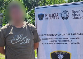 Detienen a dos personas que circulaban con documentación falsa en un auto denunciado por robo