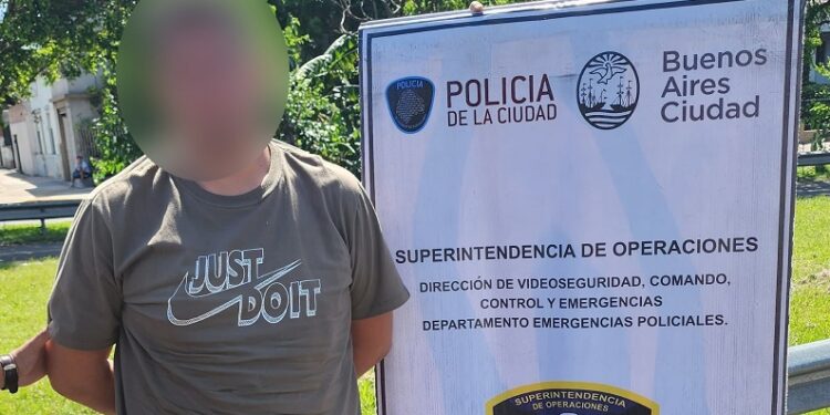 Detienen a dos personas que circulaban con documentación falsa en un auto denunciado por robo