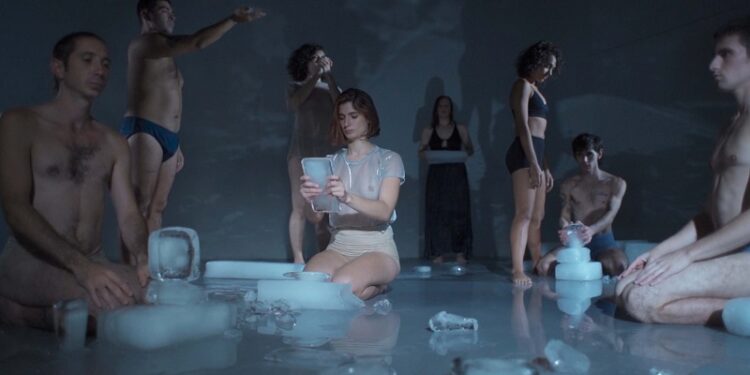 Una performance sobre la pérdida y la transformación inaugura una muestra de arte argentino en Milán