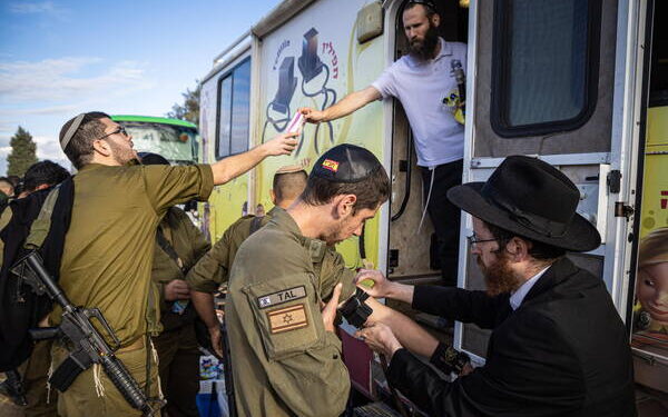 Israel avisa que solo extenderá la huelga por diez días. Explosiones en Gaza