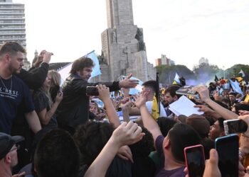 Javier Milei encabezó en Santa Fe una caravana hacia el Monumento a la Bandera