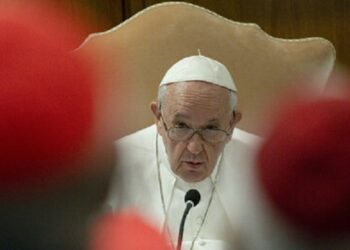 El Papa destituye a un obispo que rechaza innovaciones